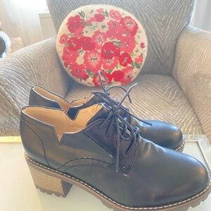 Women's Black Leather Lace-Up Shoes
